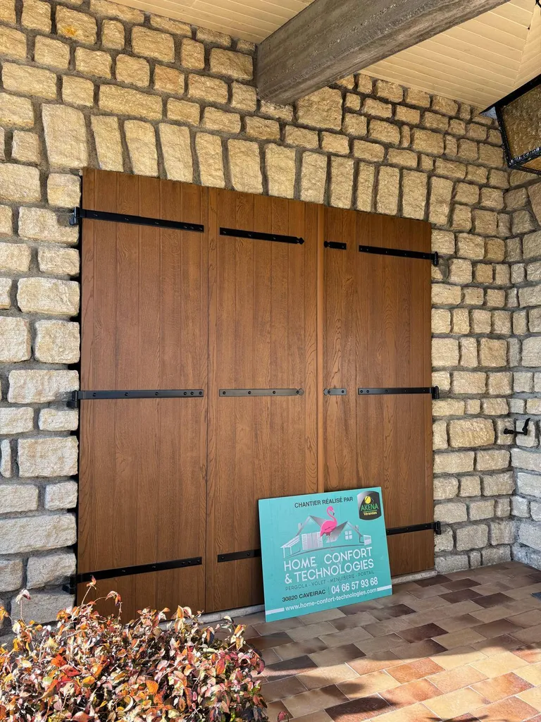 Installation de volets en fibre de verre sur mesure à Nîmes dans le Gard