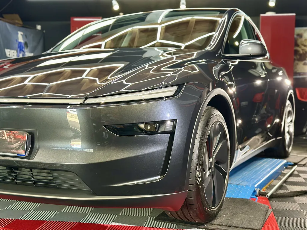 traitement céramique chez EMB DETAILING spécialiste Tesla sur Vaugneray 