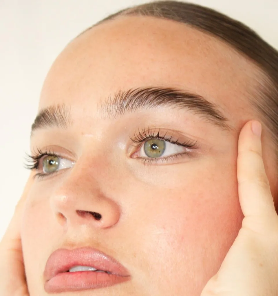 Soin browlift et restructuration sourcils vers Mourenx sans épilation pour dessiner le regard
