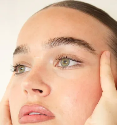 Soin browlift et restructuration sourcils vers Mourenx sans épilation pour dessiner le regard