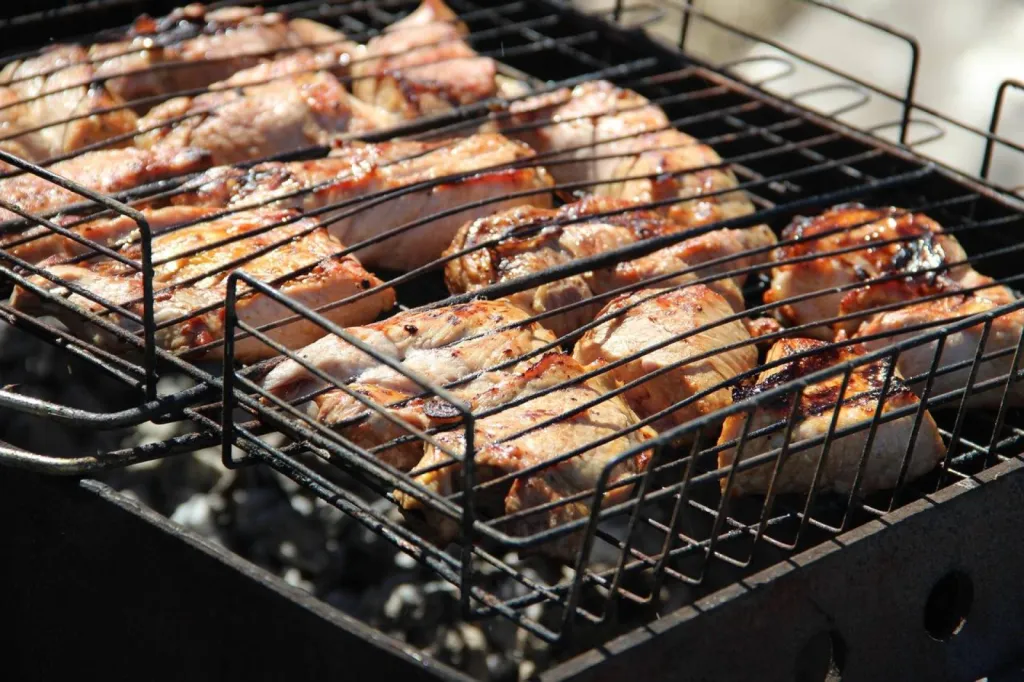 Soirée famille autour d’un brasero à la résidence Senior Les Palatines à Marsillargues proche Lunel