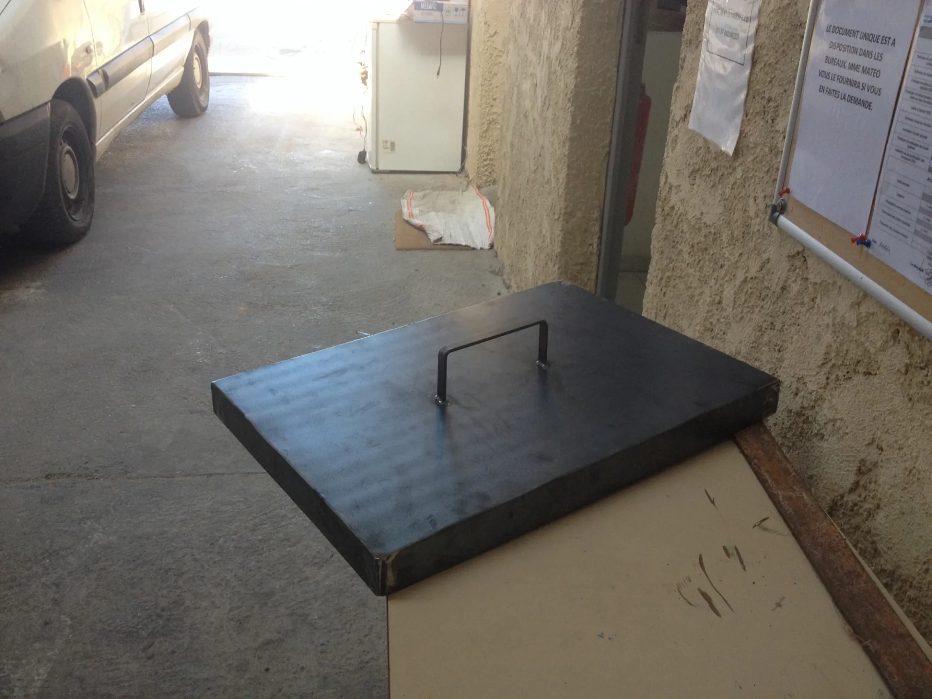 COUVERCLE EN FER MARTIGUES