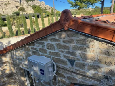 pose des tuiles universel avec fronton décoratif 