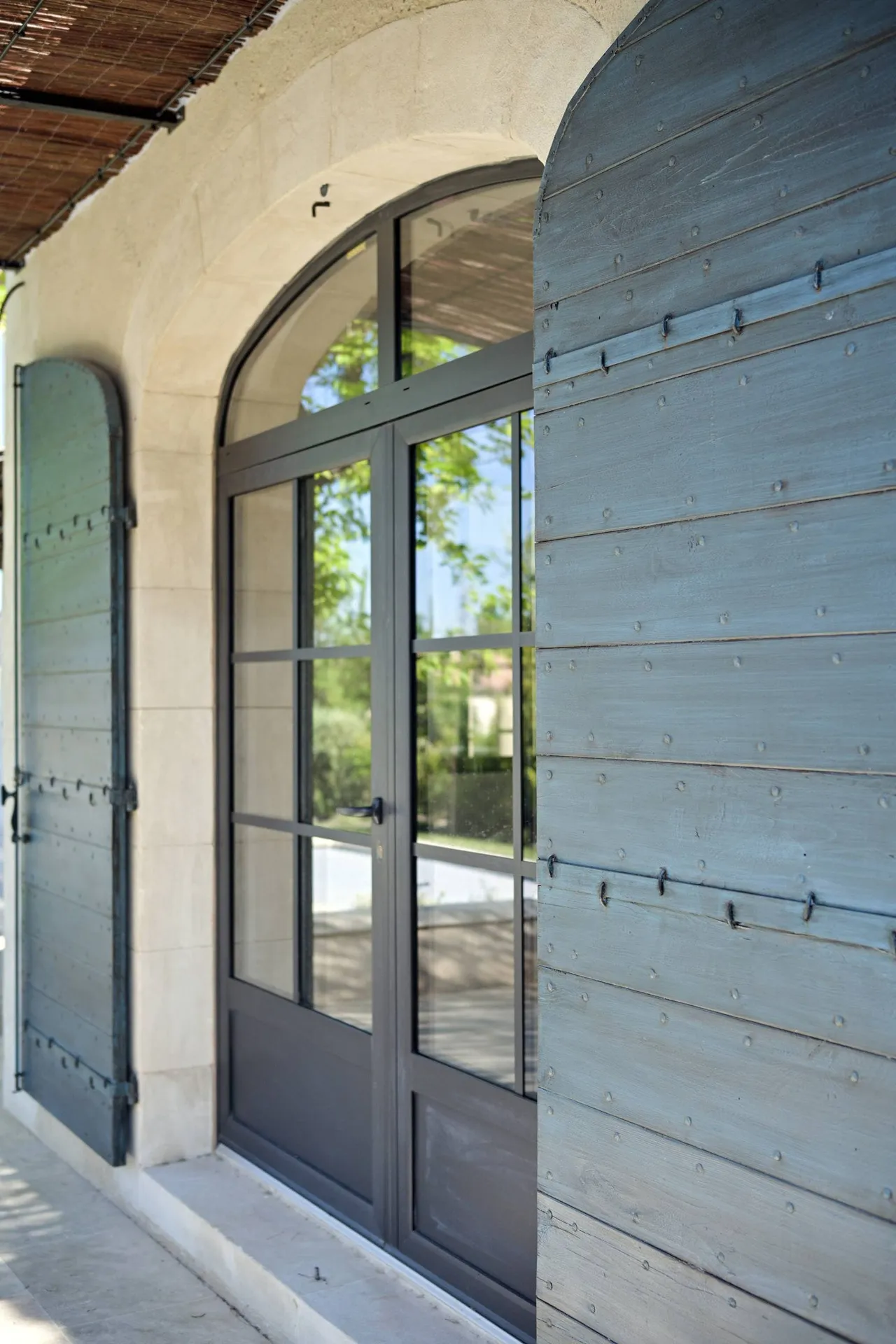 Volet en bois massif de style Provençal 