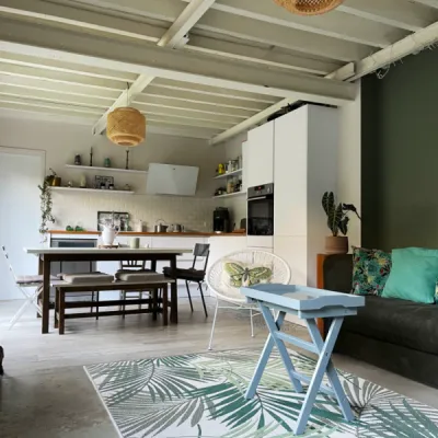 Vue générale du studio cosy et chaleureux après restructuration, par l'Atelier D, architecte d'intérieur à Bordeaux