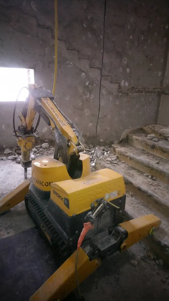 Démolition d'un escalier par notre robot de démolition en Rhône Alpes et dans toute la France