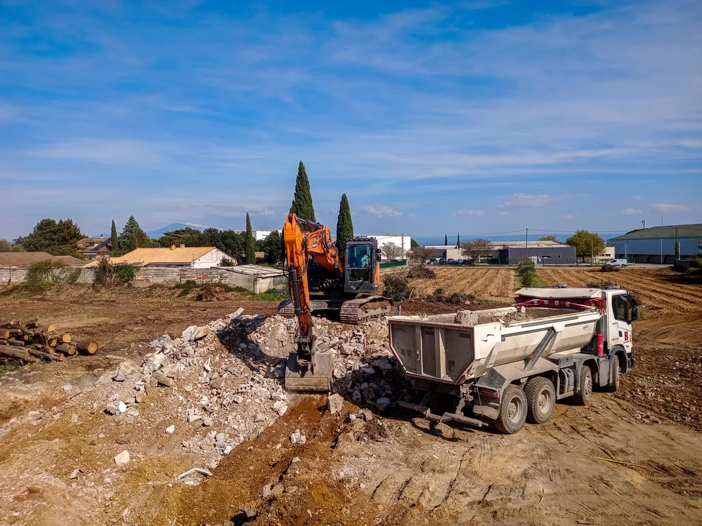 Démolition complète d'une maison à Bédarrides (Vaucluse) : curage préalable, démolition contrôlée et évacuation en décharges agréées