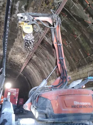 Fraise montée sur un robot de 2 tonnes 