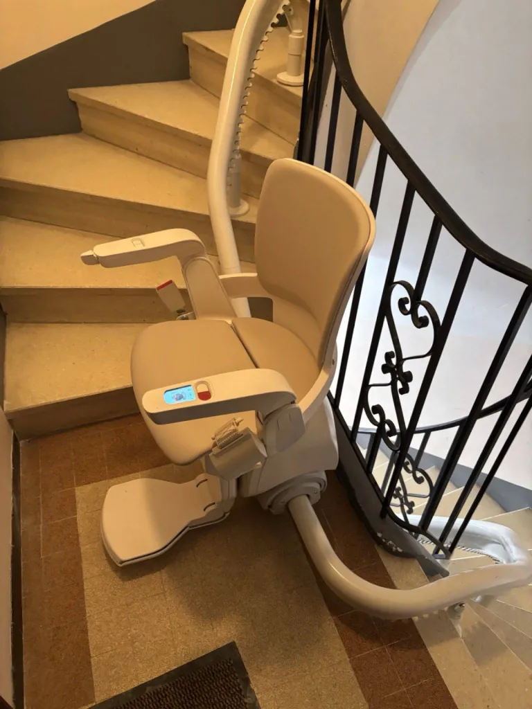 Arrêt du 1er étage pour ce fauteuil monte escalier OTOLIFT SMART sur 3 niveaux entre Marseille et Toulon