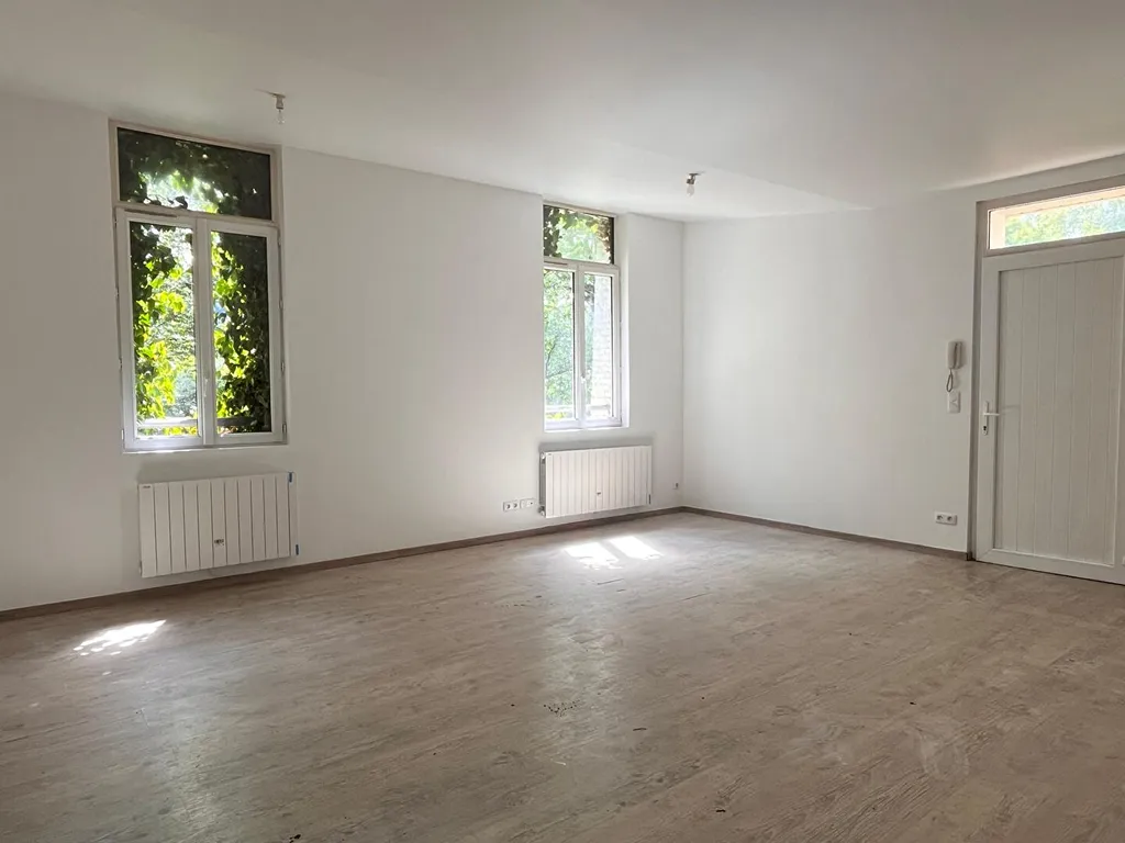 F4 RENOVE AVEC PARKING et TERRASSE ROUTE DE DARNETAL - 1014€ charges comprises