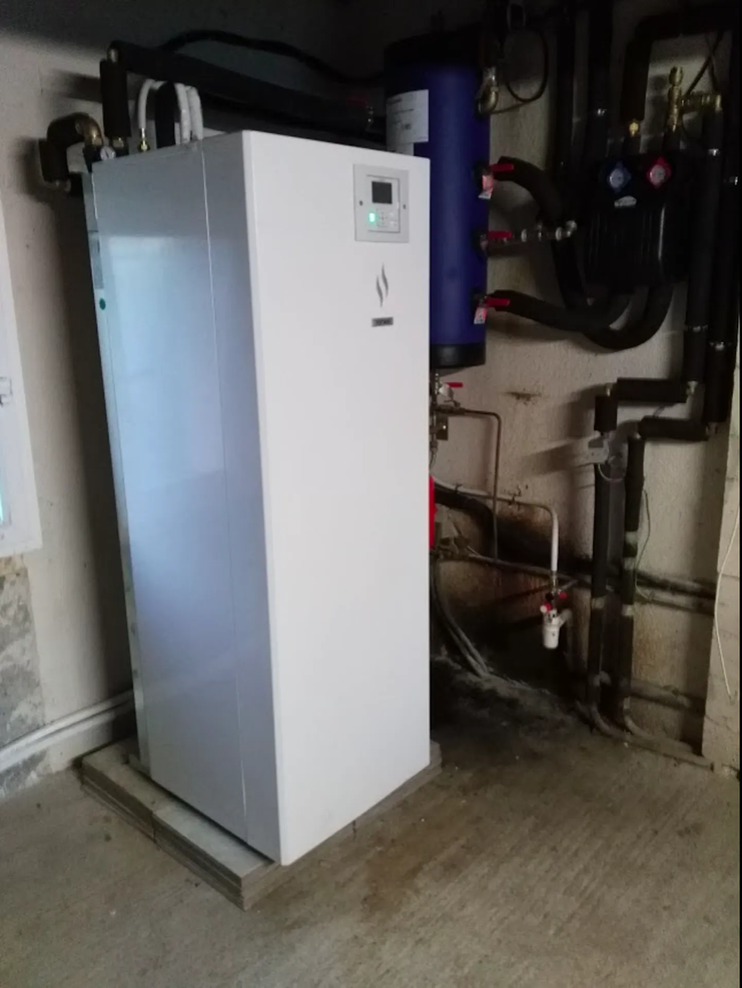 Unité intérieure de pompe à chaleur air/eau avec production d’eau chaude sanitaire par ballon déporté, permettant d’optimiser le chauffage et le confort domestique