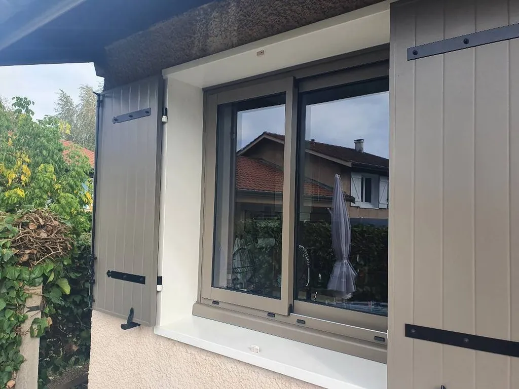 fenêtres en alu ral 9007 à Bagnols et volets aluminium de la même couleur