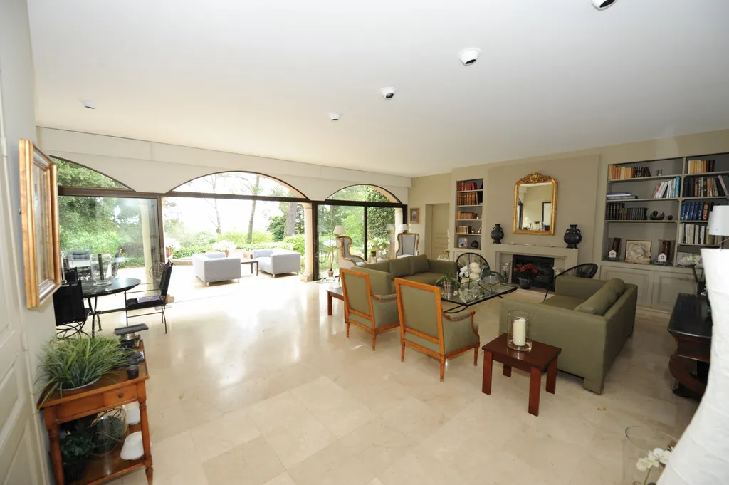 A vendre à Villeneuve-lès-Avignon, villa avec piscine dans un écrin de verdure   