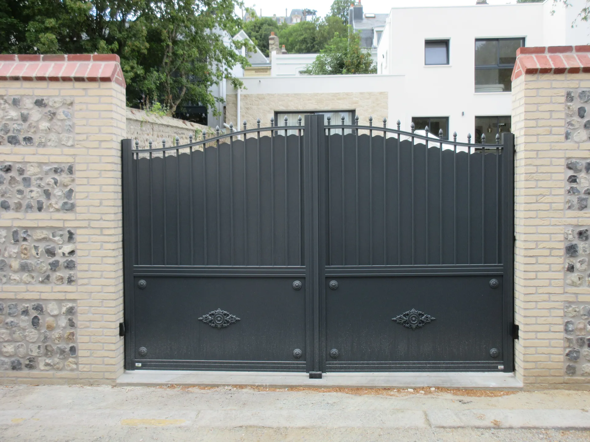 Installation de Portail Alu Battant Rétro Motorisé, Modèle Sur-Mesure et Authentique à Bourgtheroulde dans l'Eure 27 et Bosroumois