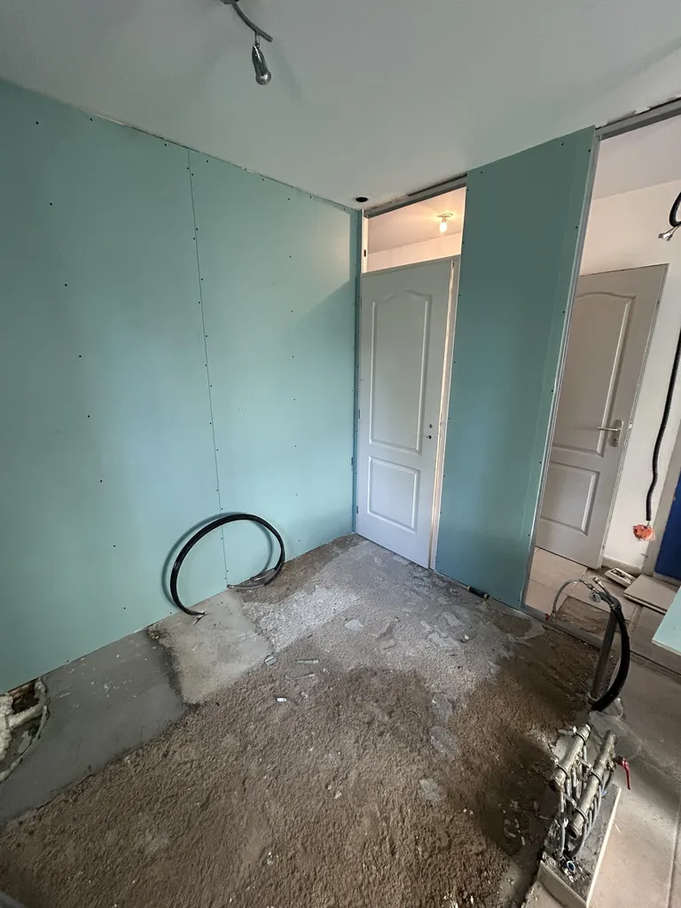 Cloisonnement de salle de bain en placo lors d’une rénovation après dégât des eaux pour restructurer les espaces