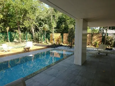 Piscine dans un jardin minéral zen à Montpellier
