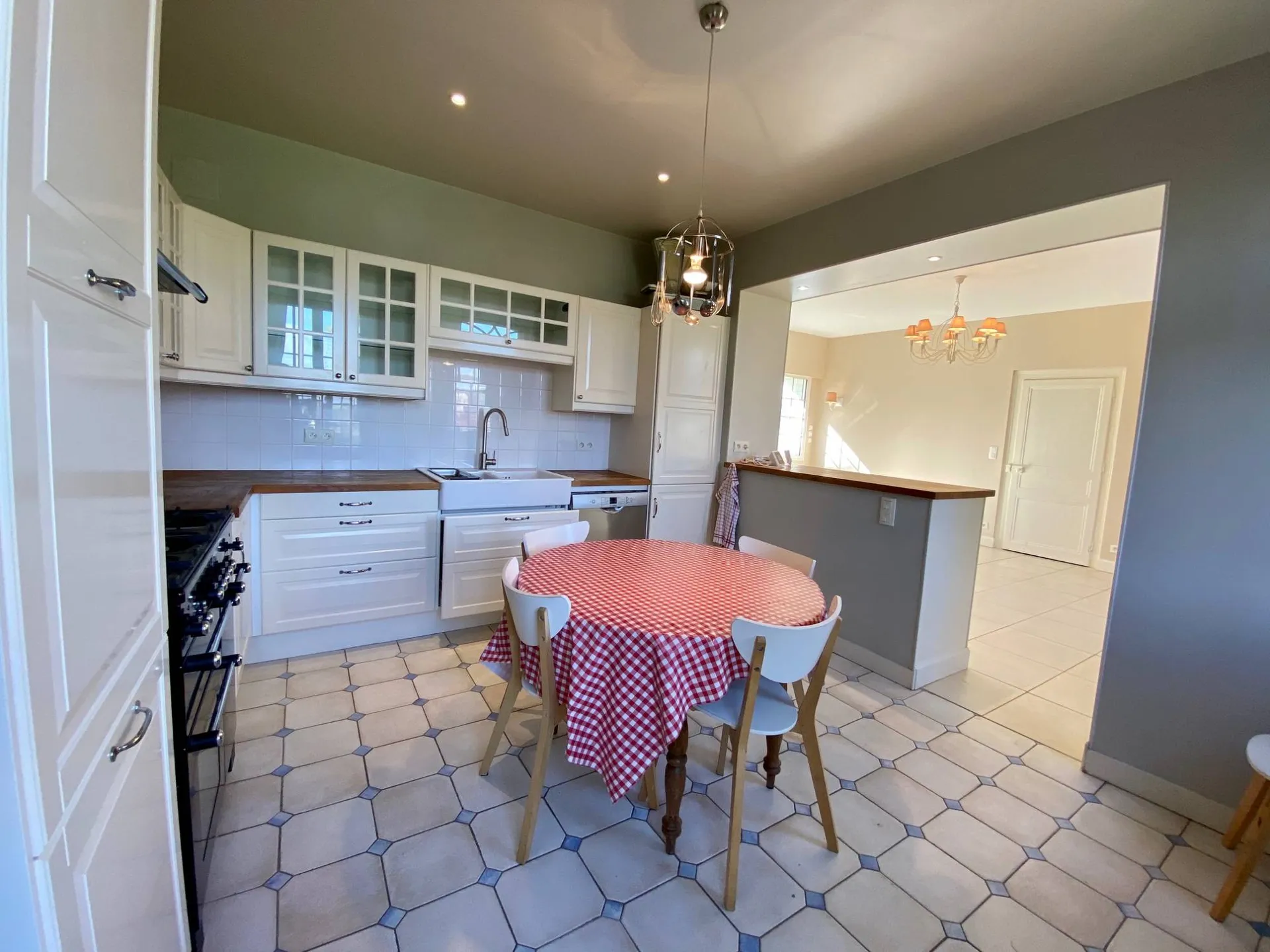 Vends maison avec grands volumes et bien rénovée.