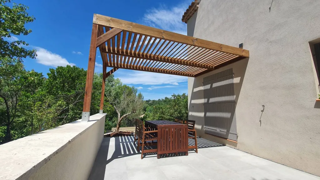Persiennes et couverture de pergola en bois proche de Sainte-Maxime dans le Var 83