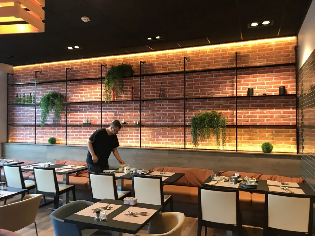 Pose toile murale ARTOLIS by BARRISOL dans hotel MERCURE COMPANS Toulouse