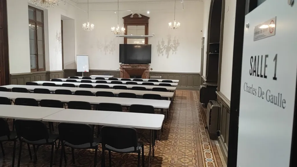 Location exclusive espace de réception historique pour mariage avec accès traiteur et terrasse couverte à Draguignan