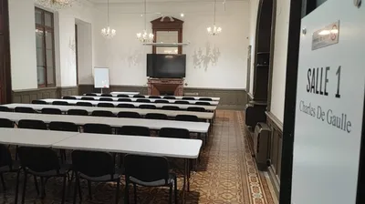 Location exclusive espace de réception historique pour mariage avec accès traiteur et terrasse couverte à Draguignan