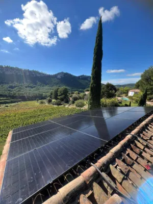 Pose de panneaux solaires Dualsun 500W en bi-verre installés au Rove.