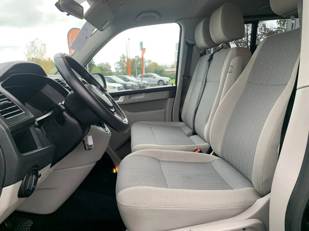 Véhicule utilitaire Caravelle d'occasion 150cv diesel boite automatique proche de Caudebec en Seine Maritime