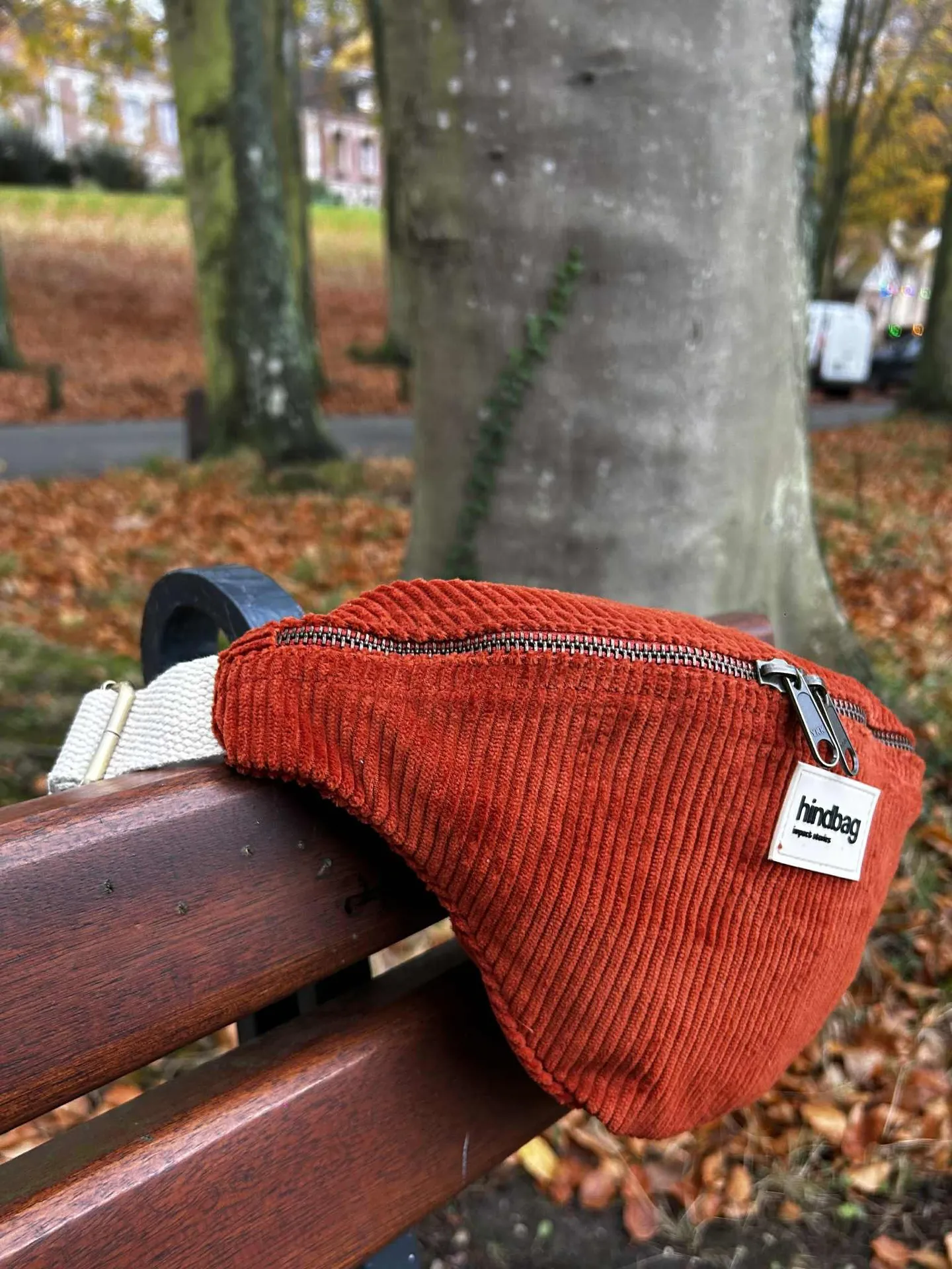 Sac banane Hindbag Olivia velours brique disponible chez Evasion Eu