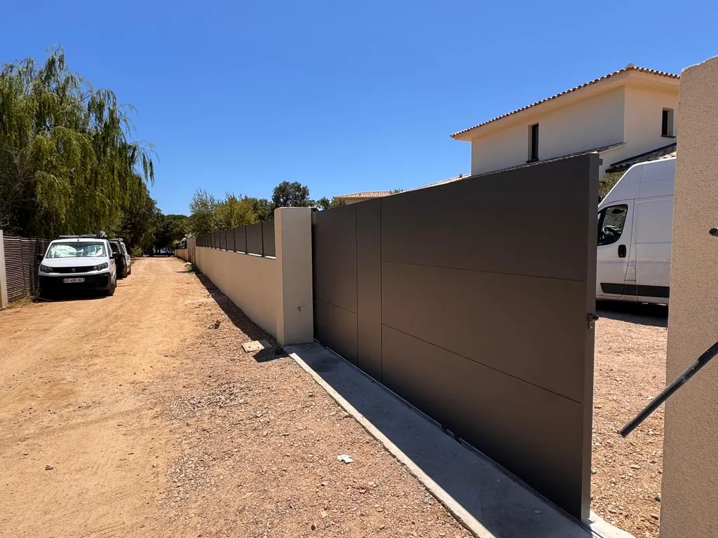 Portail coulissant Kostum Sianna et 35 ml de clôture Klavel à Zonza