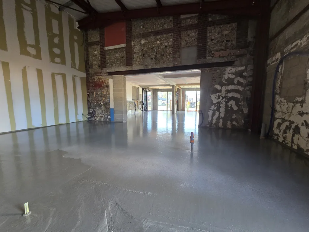 Chape allégée à Saint-Romain-de-Colbosc : isolation TMS, chape ciment et Airium pour un sol professionnel de 169 m²