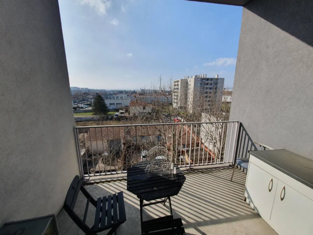 Acheter un appartement T3 avec place de parking, balcon et cuisine ouverte à Vaulx-en-Velin limite Villeurbanne