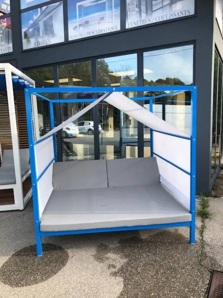 Pergola design en aluminium avec lit double intégre