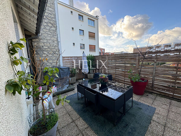Le Vésinet Centre appartement avec une terrasse possible d'agrandir par les combles.