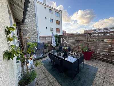 Le Vésinet Centre appartement avec une terrasse possible d'agrandir par les combles.