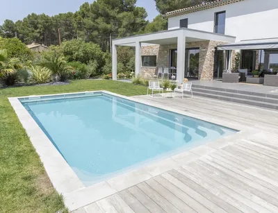 Piscine coque polyester ORANA à CUGES LES PINS