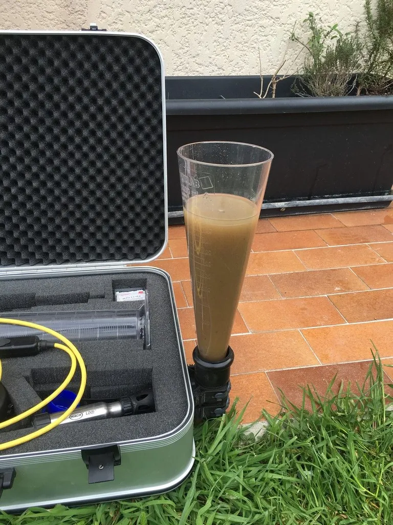 Entretien micro-station à Allauch: mesure de boue activée non décantés