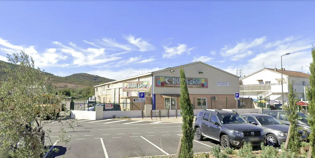 Vente aux enchères – Local commercial & équipements au Muy