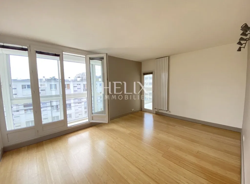 En exclusivité - appartement lumineux au dernier étage avec ascenseur, balcon et loggia plein sud. Proche bus et RER A.