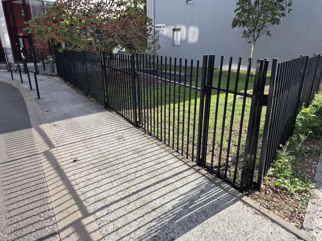 Rénovation complète d’une clôture métallique par artisan métallier à Pessac