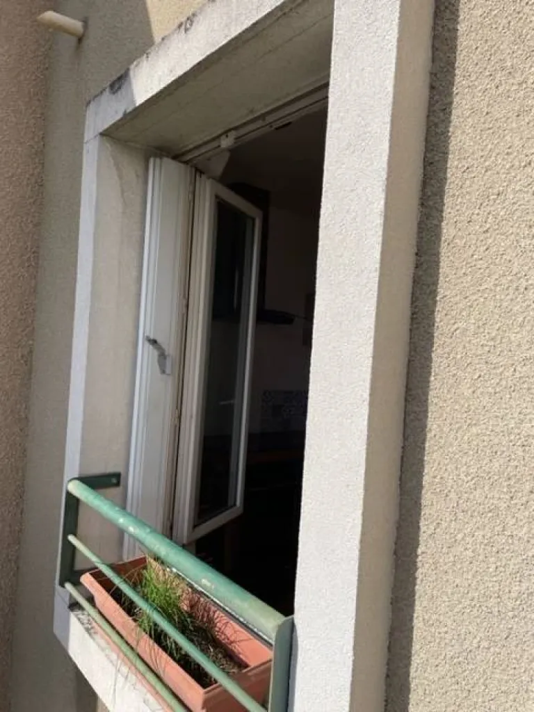 Installation de fenêtre en PVC avec volets persiennes PVC dans un immeuble à la Croix-Rousse en région Rhône-Alpes