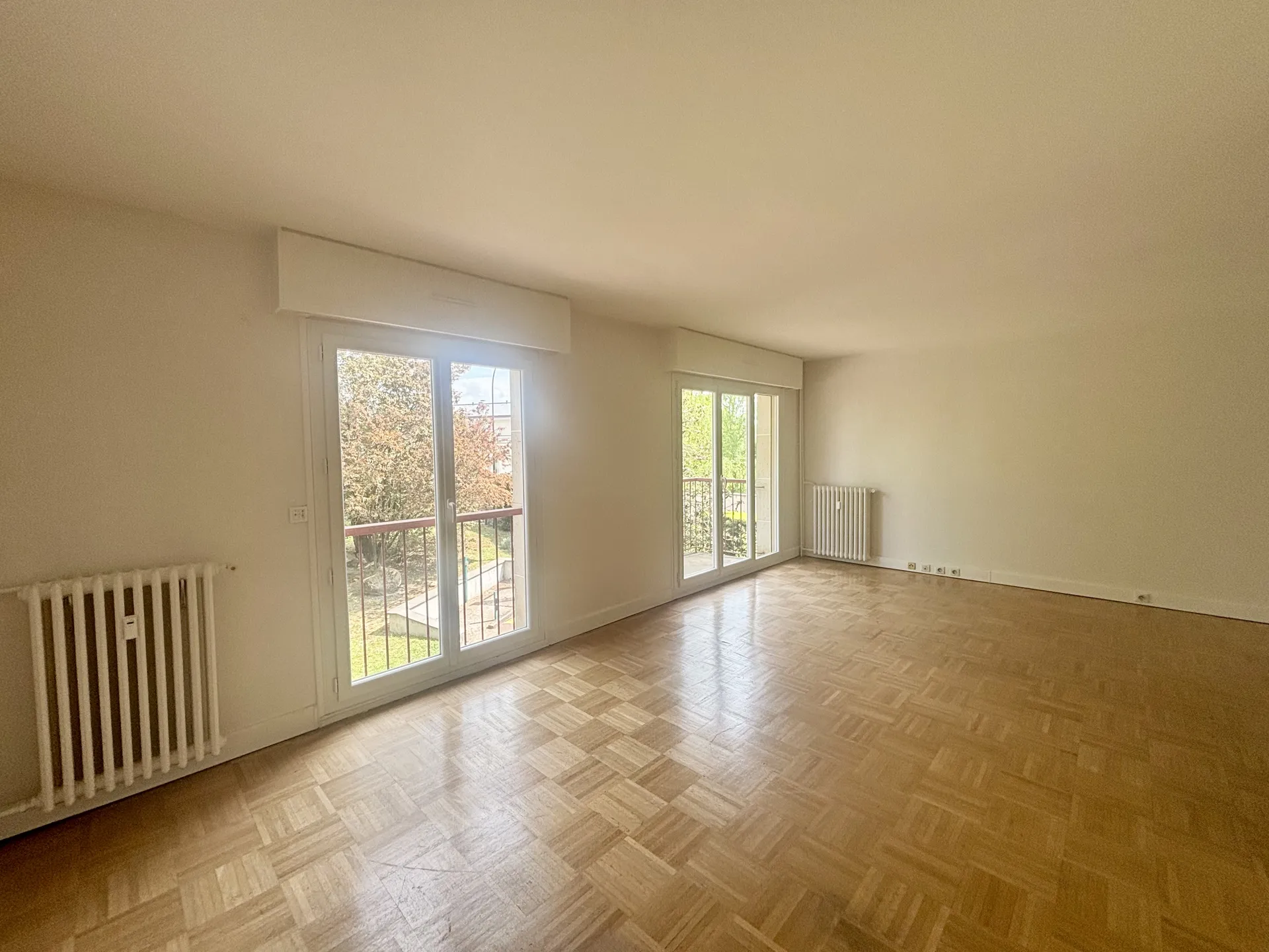 En Exclusivité appartement familial de 105M² proche  des écoles avec ascenseur, parking, balcon et gardien à 15 minutes du RER A de Saint Germain en Laye