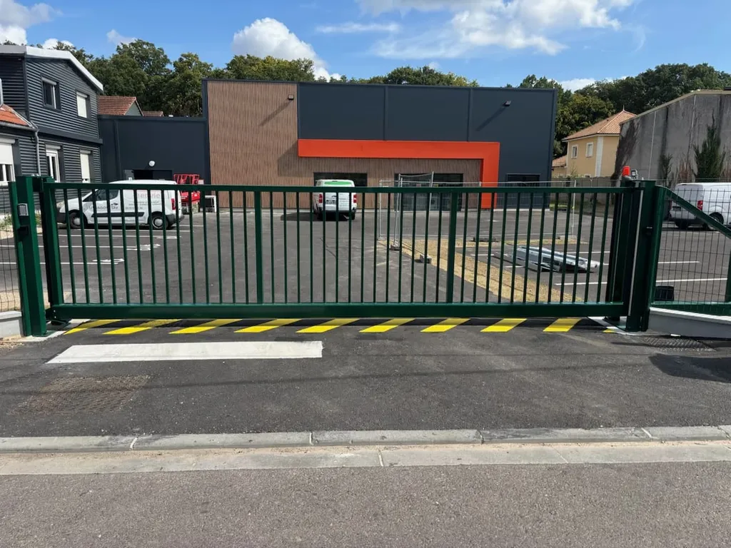 Installation de Portail coulissant autoportant motorisé, Clôtures de jardin et Aménagements d'entrées à Pont l'Évêque dans le Calvados 14 et ses communes limitrophes de Normandie