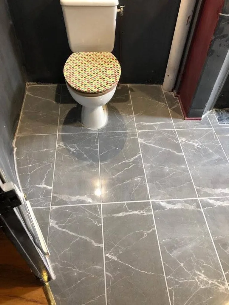 Entreprise de construction pour Remplacement de carrelages de salle de bain suite à dégât des eaux à Marseille 13016