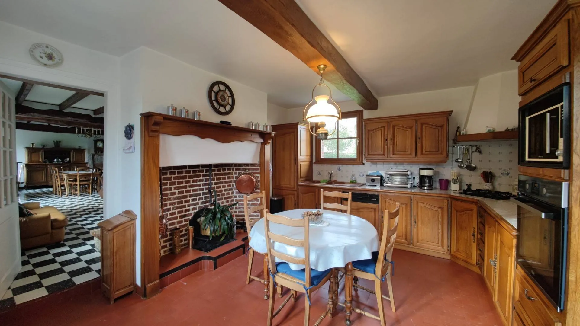 Longère de 153 m² avec dépendance sur 3300 m² de terrain, dans un village calme située à 20 mn de la Mer et de Dieppe, en Normandie, proche d'un bourg tous commerces.