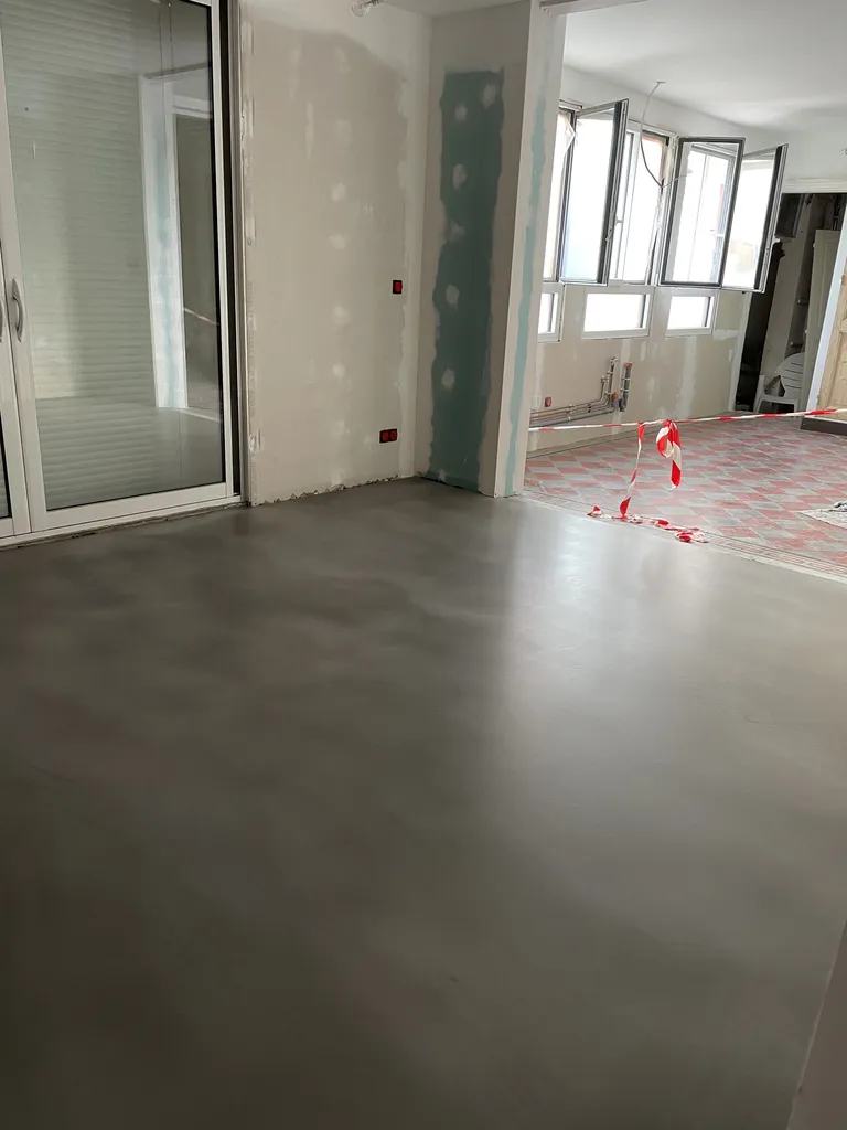 Travaux de ragréage du sol avant la pose de carrelage lors d’une rénovation intérieure à Belleville-en-Beaujolais (Rhône – 69)