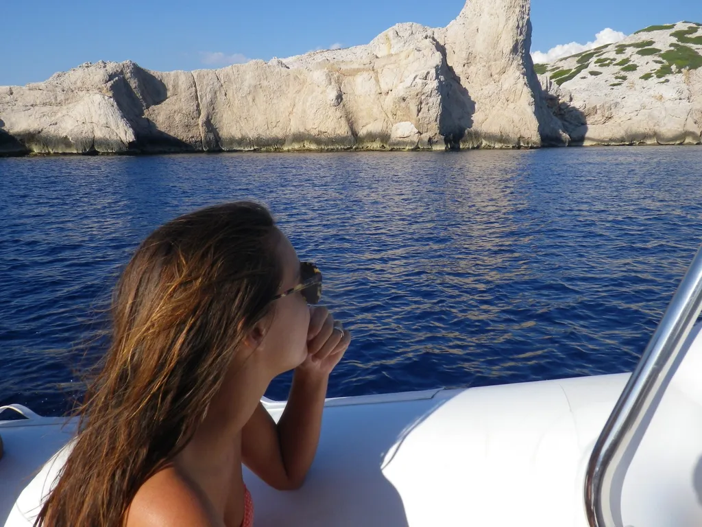Romance en Mer : Profitez d'une Balade Privée avec l'Eden Boat