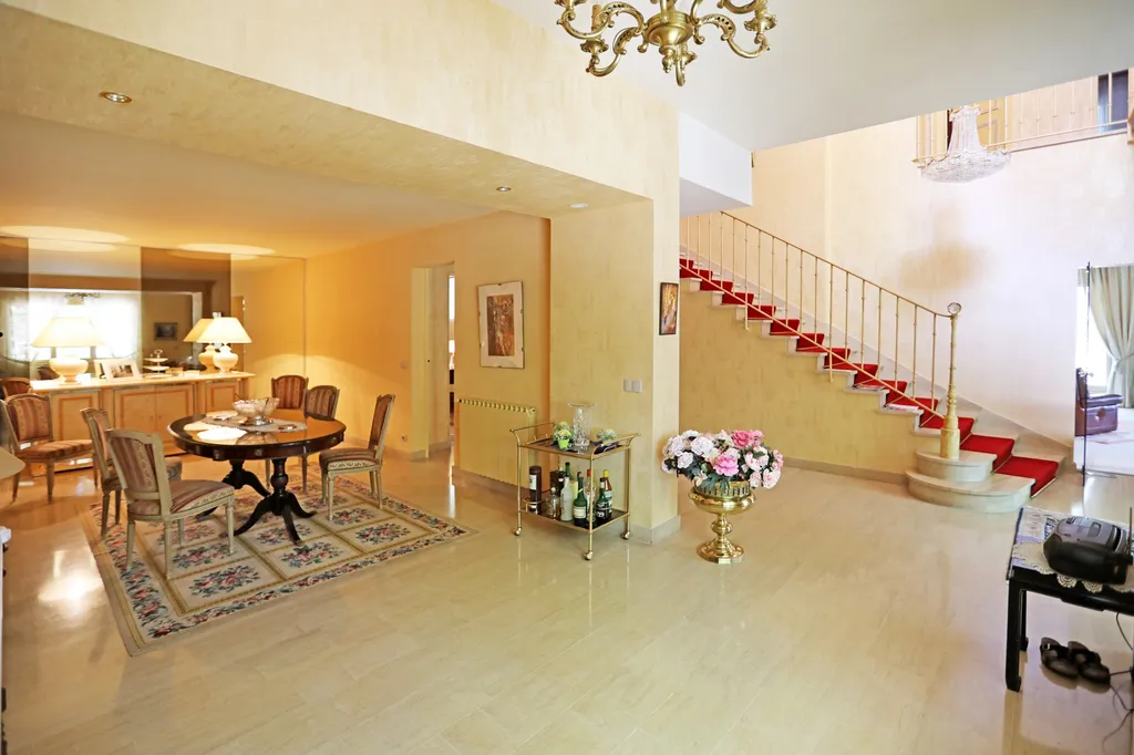 proche Avignon, propriété avec maison de gardien, piscine et parc clos.   