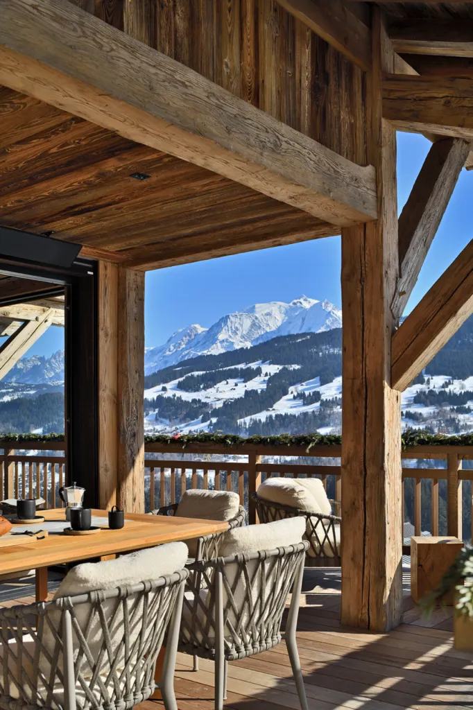 Construction d'une terrasse en bois abritée sur mesure de 50m² dans un chalet haut de gamme à Saint-Gervais-les-Bains