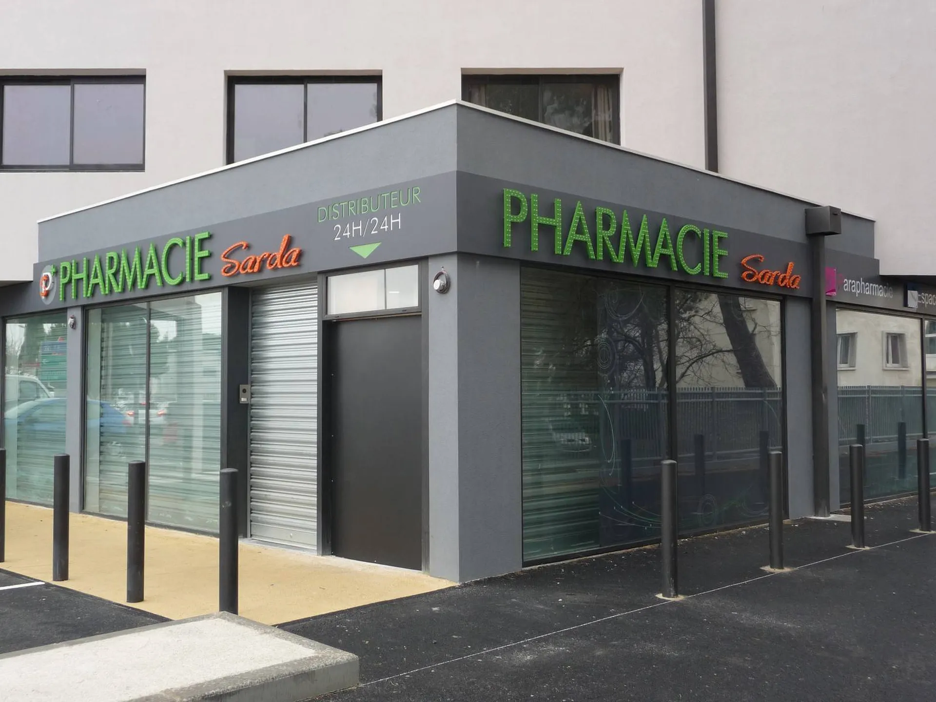 enseigne lumineuse avec lettres reliefs béziers