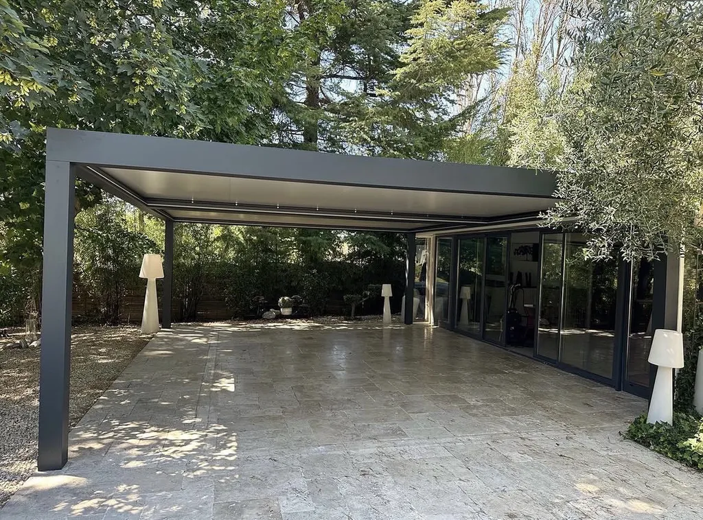 Pergolas bioclimatiques à Fuveau : sublimer une terrasse en travertin